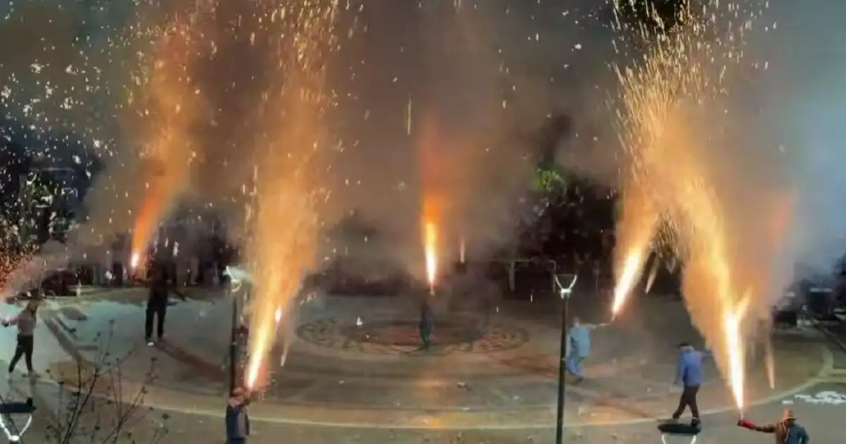 Αγρίνιο:-Τα-χαλκούνια-στην-κεντρική-πλατεία-της-πόλης-έκαναν-τη-νύχτα-μέρα-την-Μεγάλη-Παρασκευή