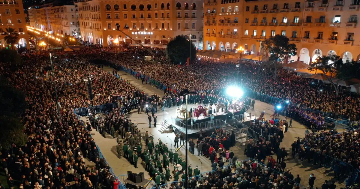 Θεσσαλονίκη:-Στην-πλατεία-Αριστοτέλους-συναντήθηκαν-και-φέτος-οι-5-επιτάφιοι-της-πόλης-–-Κοσμοπλημμύρα-και-βαθιά-κατάνυξη