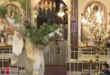 Πάσχα:-Εντυπωσιακή-η-πρώτη-Ανάσταση-στη-Χίο-–-Έκλεψε-τις-εντυπώσεις-και-φέτος-ο-«ιπτάμενος»-ιερέας