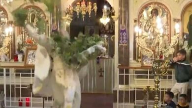 Πάσχα:-Εντυπωσιακή-η-πρώτη-Ανάσταση-στη-Χίο-–-Έκλεψε-τις-εντυπώσεις-και-φέτος-ο-«ιπτάμενος»-ιερέας