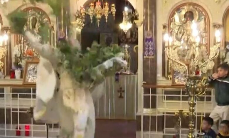 Πάσχα:-Εντυπωσιακή-η-πρώτη-Ανάσταση-στη-Χίο-–-Έκλεψε-τις-εντυπώσεις-και-φέτος-ο-«ιπτάμενος»-ιερέας