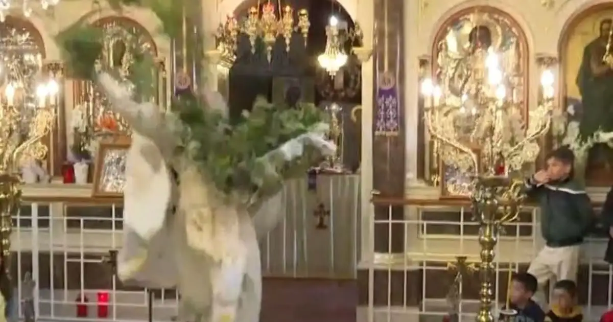 Πάσχα:-Εντυπωσιακή-η-πρώτη-Ανάσταση-στη-Χίο-–-Έκλεψε-τις-εντυπώσεις-και-φέτος-ο-«ιπτάμενος»-ιερέας