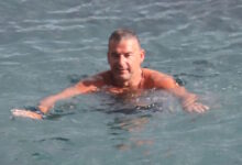 Γιώργος-Λιάγκας:-Οι-βουτιές-του-παρουσιαστή-σε-παραλία-της-Τήνου-–-«Δεν-κάνει-κρύο-στην-Ελλάδα»-σχολίασε