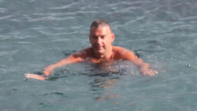 Γιώργος-Λιάγκας:-Οι-βουτιές-του-παρουσιαστή-σε-παραλία-της-Τήνου-–-«Δεν-κάνει-κρύο-στην-Ελλάδα»-σχολίασε