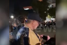 Ντάνιελ-Κρεγκ-και-Ρέιτσελ-Βάις-παρακολούθησαν-την-περιφορά-του-Επιταφίου-στη-Γλυφάδα-–-Δείτε-βίντεο