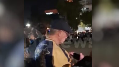 Ντάνιελ-Κρεγκ-και-Ρέιτσελ-Βάις-παρακολούθησαν-την-περιφορά-του-Επιταφίου-στη-Γλυφάδα-–-Δείτε-βίντεο