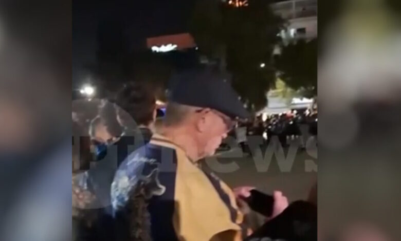 Ντάνιελ-Κρεγκ-και-Ρέιτσελ-Βάις-παρακολούθησαν-την-περιφορά-του-Επιταφίου-στη-Γλυφάδα-–-Δείτε-βίντεο