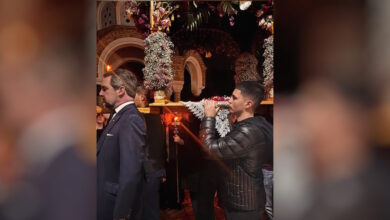 Ο-Νικόλαος-Ντε-Γκρες-κράτησε-τον-Επιτάφιο-στην-Εκάλη-–-Μαζί-του-ο-Γιώργος-Τσαλίκης-με-τους-γιους-του,-δείτε-βίντεο