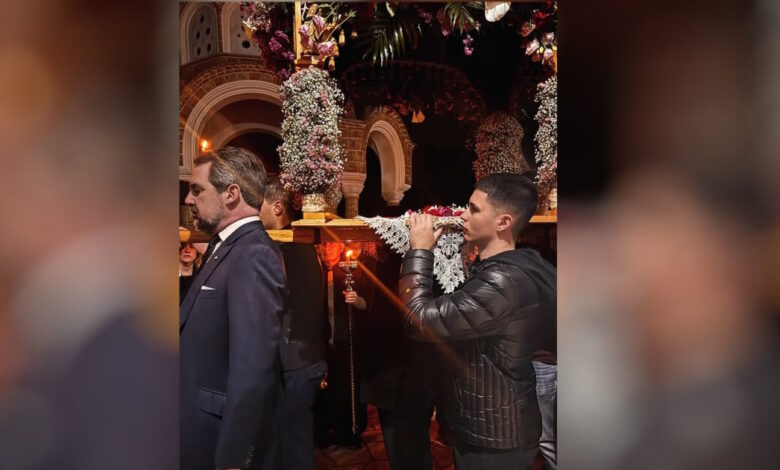 Ο-Νικόλαος-Ντε-Γκρες-κράτησε-τον-Επιτάφιο-στην-Εκάλη-–-Μαζί-του-ο-Γιώργος-Τσαλίκης-με-τους-γιους-του,-δείτε-βίντεο