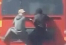 Βρετανία:-Άνδρες-κρεμάστηκαν-στο-πίσω-μέρος-κινούμενου-λεωφορείου-για-να-μην-πληρώσουν-εισιτήριο