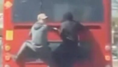 Βρετανία:-Άνδρες-κρεμάστηκαν-στο-πίσω-μέρος-κινούμενου-λεωφορείου-για-να-μην-πληρώσουν-εισιτήριο