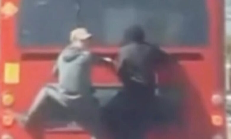 Βρετανία:-Άνδρες-κρεμάστηκαν-στο-πίσω-μέρος-κινούμενου-λεωφορείου-για-να-μην-πληρώσουν-εισιτήριο