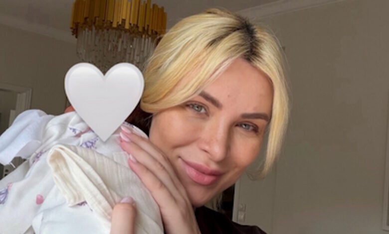 Κατερίνα-Καινούργιου:-Ποζάρει-αμακιγιάριστη-με-την-κόρη-της-και-απαντάει-στις-κριτικές-–-«Έγινα-μαμά-αλλά-παραμένω-γυναίκα»