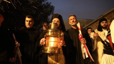 Το-Άγιο-Φως-ταξιδεύει-από-το-Μετόχι-του-Παναγίου-Τάφου-στην-Πλάκα-σε-όλη-τη-χώρα-–-Με-τιμές-αρχηγού-κράτους-έγινε-η-υποδοχή-του