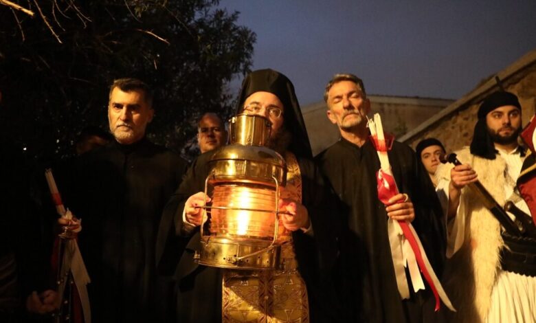 Το-Άγιο-Φως-ταξιδεύει-από-το-Μετόχι-του-Παναγίου-Τάφου-στην-Πλάκα-σε-όλη-τη-χώρα-–-Με-τιμές-αρχηγού-κράτους-έγινε-η-υποδοχή-του