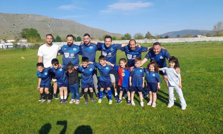 Μικροί-και-μεγάλοι-στο-Πασχαλιάτικο-φιλικό-στη-Φαρκαδόνα