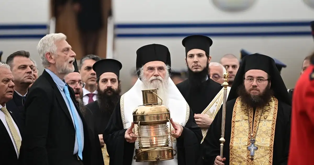 Το-Άγιο-Φως-στην-Αθήνα-από-την-Ιερουσαλήμ-–-Με-τιμές-αρχηγού-κράτους-η-υποδοχή-του