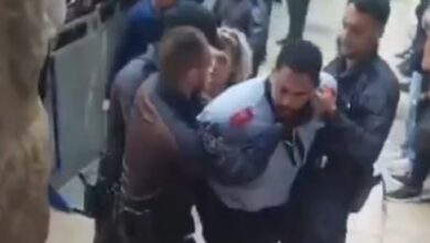 Ιερουσαλήμ:-Καταγγελίες-για-βίαιες-προσαγωγές-Παλαιστίνιων-χριστιανών-στην-πομπή-του-Αγίου-Φωτός