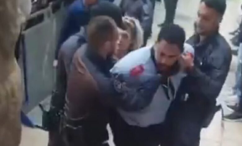 Ιερουσαλήμ:-Καταγγελίες-για-βίαιες-προσαγωγές-Παλαιστίνιων-χριστιανών-στην-πομπή-του-Αγίου-Φωτός