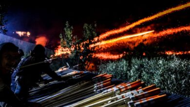 Ρουκετοπόλεμος-στη-Χίο:-Εντυπωσιακές-εικόνες-από-την-Ανάσταση-με-χιλιάδες-ρουκέτες