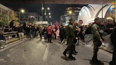 Ανάσταση-με-τα-ΜΑΤ-στον-Νέο-Κόσμο-–-Μπλόκο-στο-«έθιμο»-με-τις-μολότοφ,-έλεγχοι-και-προσαγωγές