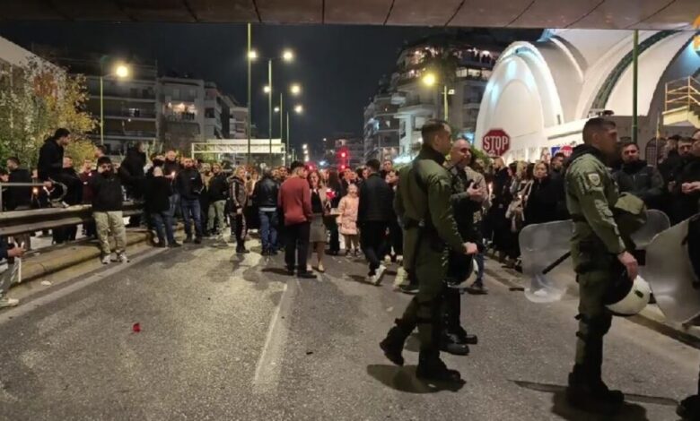 Ανάσταση-με-τα-ΜΑΤ-στον-Νέο-Κόσμο-–-Μπλόκο-στο-«έθιμο»-με-τις-μολότοφ,-έλεγχοι-και-προσαγωγές