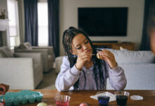 Πάσχα-στην-εποχή-των-social-media:-Από-το-βίωμα-των-εθίμων-στο-content-για-το-«κυνήγι»-των-followers