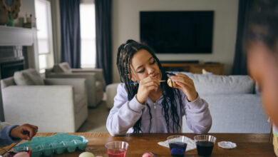 Πάσχα-στην-εποχή-των-social-media:-Από-το-βίωμα-των-εθίμων-στο-content-για-το-«κυνήγι»-των-followers