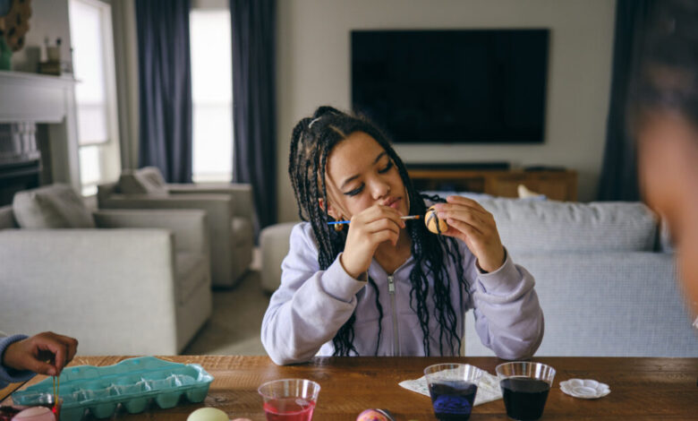 Πάσχα-στην-εποχή-των-social-media:-Από-το-βίωμα-των-εθίμων-στο-content-για-το-«κυνήγι»-των-followers