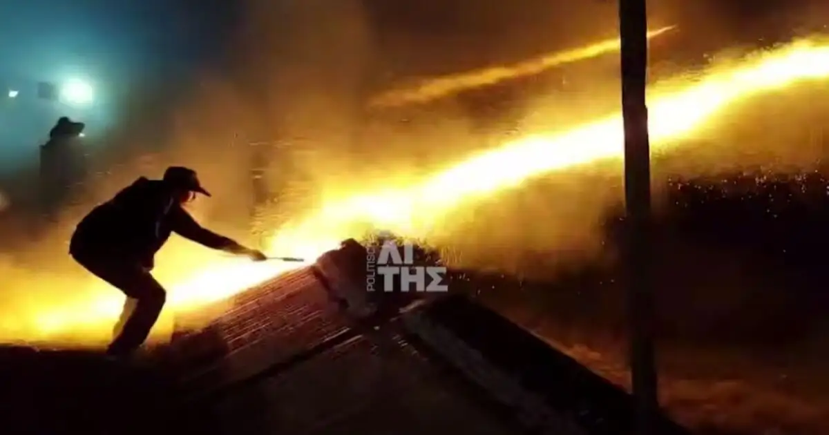 Ρουκετοπόλεμος-στη-Χίο:-Εντυπωσιακές-εικόνες-από-την-Ανάσταση-με-χιλιάδες-ρουκέτες