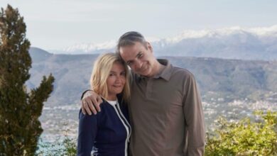 kυριάκος-Μητσοτάκης:-Η-τρυφερή-φωτογραφία-με-τη-σύζυγό-του-Μαρέβα-Γκραμπόφσκι-στα-Χανιά-και-οι-ευχές-για-το-«Χριστός-Ανέστη»