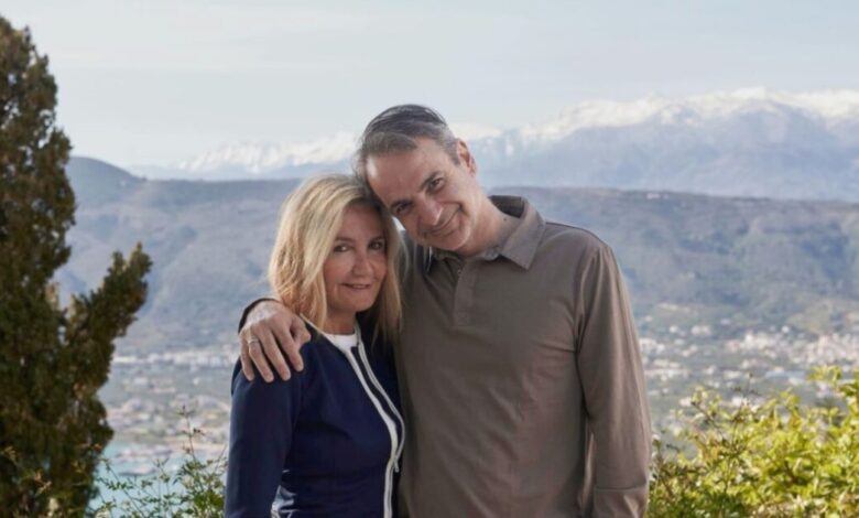 kυριάκος-Μητσοτάκης:-Η-τρυφερή-φωτογραφία-με-τη-σύζυγό-του-Μαρέβα-Γκραμπόφσκι-στα-Χανιά-και-οι-ευχές-για-το-«Χριστός-Ανέστη»