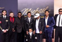 Μάικλ-Τζάκσον:-Οι-δύο-γιοι-του-με-κοστούμια-στο-στυλ-του-πατέρα-τους-στην-πρεμιέρα-της-ταινίας-«michael»