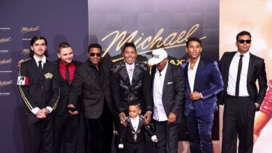 Μάικλ-Τζάκσον:-Οι-δύο-γιοι-του-με-κοστούμια-στο-στυλ-του-πατέρα-τους-στην-πρεμιέρα-της-ταινίας-«michael»