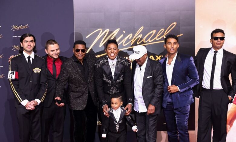 Μάικλ-Τζάκσον:-Οι-δύο-γιοι-του-με-κοστούμια-στο-στυλ-του-πατέρα-τους-στην-πρεμιέρα-της-ταινίας-«michael»