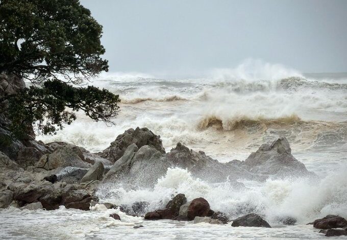 Κυκλώνας-στη-Νέα-Ζηλανδία-–-Χιλιάδες-κάτοικοι-χωρίς-ρεύμα