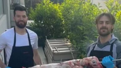 Άλεκ-Πίτερς-και-Τζορτζ-Πάπας-σούβλισαν-αρνί-για-το-Πάσχα