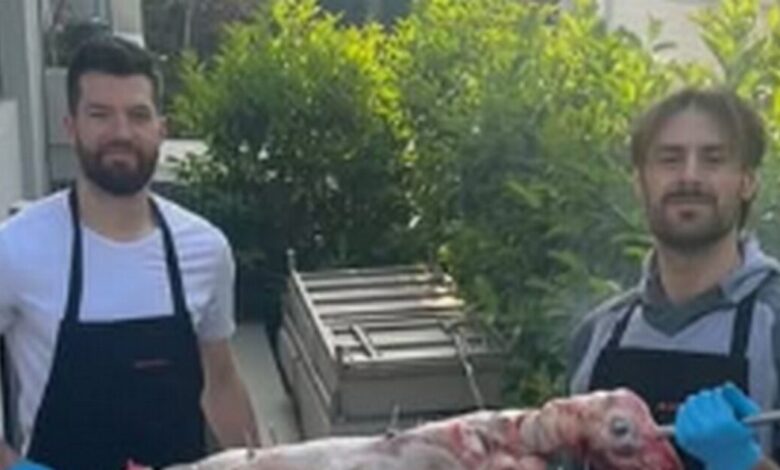 Άλεκ-Πίτερς-και-Τζορτζ-Πάπας-σούβλισαν-αρνί-για-το-Πάσχα