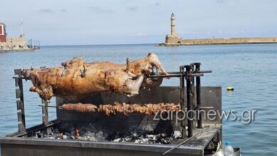 Χανιά:-Σουβλίζουν-αρνιά-με-θέα-τον-Φάρο-–-Ένα-μεγάλο-πασχαλινό-τραπέζι-το-Ενετικό-Λιμάνι