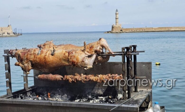 Χανιά:-Σουβλίζουν-αρνιά-με-θέα-τον-Φάρο-–-Ένα-μεγάλο-πασχαλινό-τραπέζι-το-Ενετικό-Λιμάνι