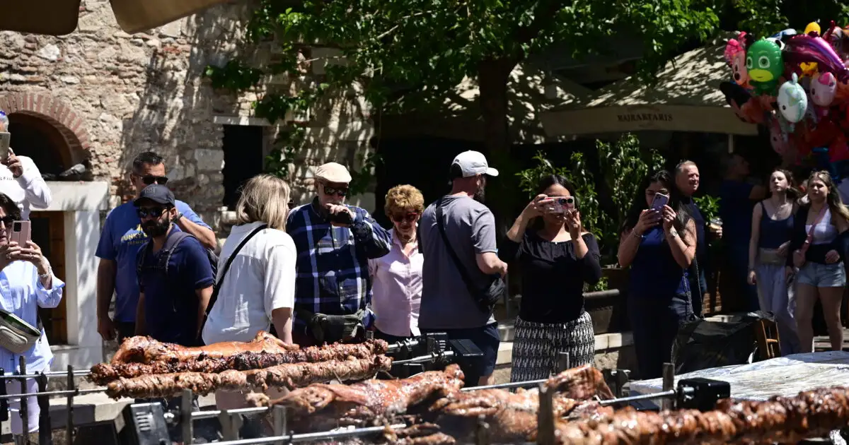 Στήθηκαν-οι-σούβλες-στο-Μοναστηράκι:-Ουρές-από-Αθηναίους-και-τουρίστες-για-τα-αρνιά-και-τα-κοκορέτσια,-δείτε-βίντεο