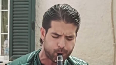 Ο-Άρης-Μουγκοπέτρος-παίζει-κλαρίνο-ένα-χρόνο-μετά-τον-σοβαρό-τραυματισμό-του-από-κροτίδα-–-«Εδώ-είμαι-πάλι»