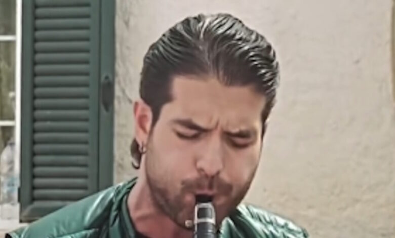 Ο-Άρης-Μουγκοπέτρος-παίζει-κλαρίνο-ένα-χρόνο-μετά-τον-σοβαρό-τραυματισμό-του-από-κροτίδα-–-«Εδώ-είμαι-πάλι»