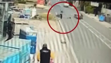 Σοβαρό-τροχαίο-στην-Αρτέμιδα:-Αυτοκίνητο-μπήκε-μπροστά-σε-μοτοσικλετιστή,-τον-εκσφενδόνισε-και-τον-παράτησε-αβοήθητο