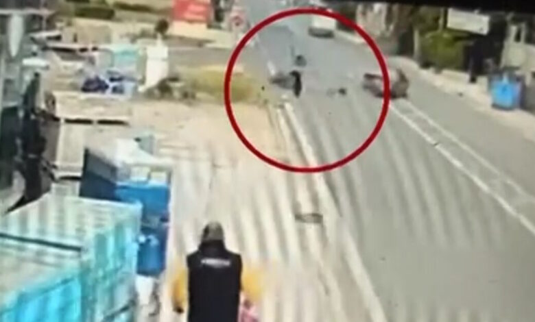 Σοβαρό-τροχαίο-στην-Αρτέμιδα:-Αυτοκίνητο-μπήκε-μπροστά-σε-μοτοσικλετιστή,-τον-εκσφενδόνισε-και-τον-παράτησε-αβοήθητο