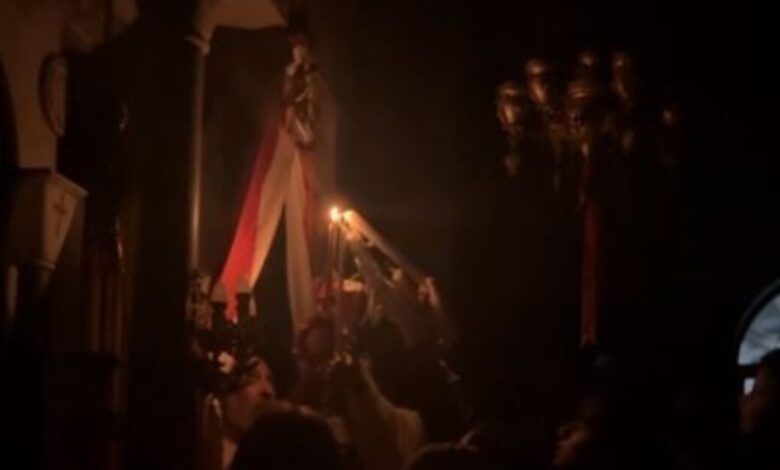 Εύβοια:-Έσβησε-το-Άγιο-Φως-λίγο-πριν-φτάσει-στους-πιστούς