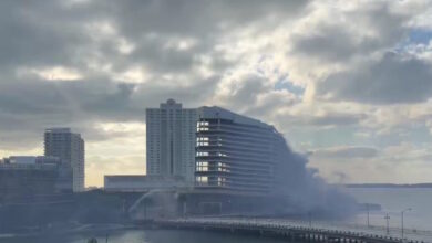 Μαϊάμι:-Η-στιγμή-που-διάσημο-ξενοδοχείο-23-ορόφων-κατεδαφίζεται-και-γίνεται-σκόνη-μέσα-σε-λίγα-δευτερόλεπτα