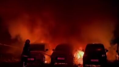 Ηράκλειο:-Φωτιά-σε-χώρο-με-ενοικιαζόμενα-αυτοκίνητα-–-Ζημιές-σε-18-οχήματα,-δείτε-βίντεο