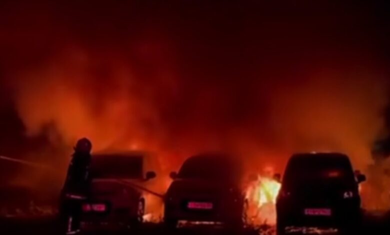 Ηράκλειο:-Φωτιά-σε-χώρο-με-ενοικιαζόμενα-αυτοκίνητα-–-Ζημιές-σε-18-οχήματα,-δείτε-βίντεο