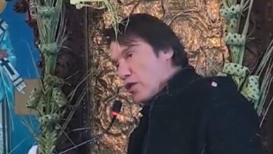 Στράτος-Τζώρτζογλου:-Απήγγειλε-το-«Πιστεύω»-μπροστά-στον-ιερέα-που-τον-βοήθησε-στη-μάχη-με-την-κατάθλιψη